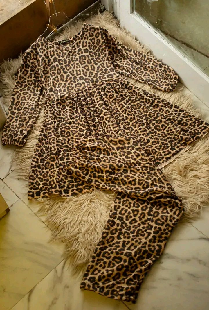 A code 129 tiger print tops set